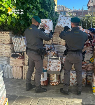 Ancona - Blitz alla Fiera di San Ciriaco: sequestrati oltre 15mila articoli contraffatti